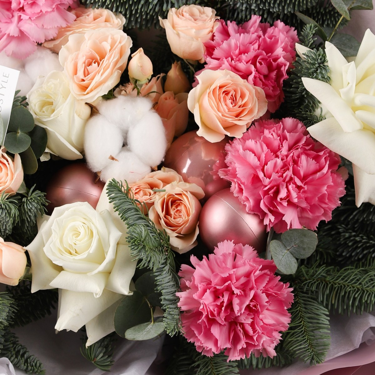 zimnij avtorskij buket s datskoj elyu i cvetami 7